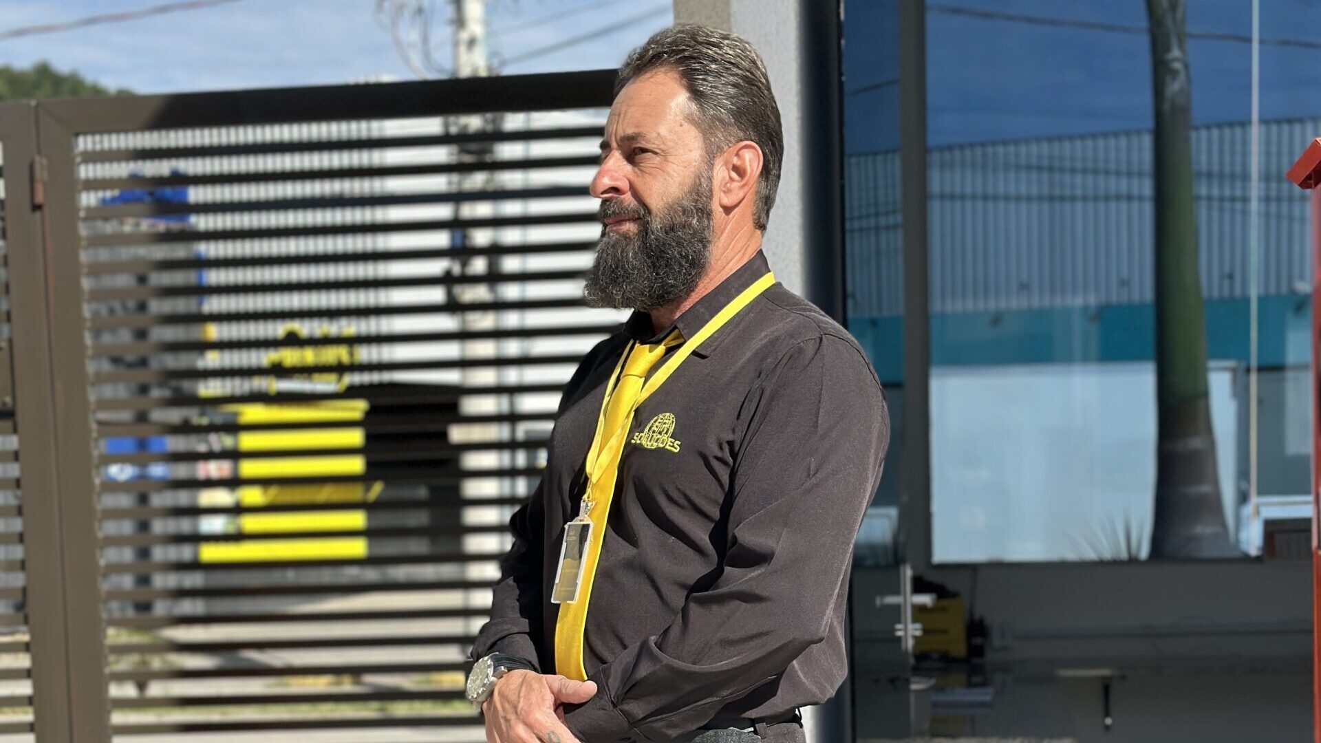 Portaria Terceirizada: Vantagens e Desafios para Condomínios 1 Porteiro da GR Soluções